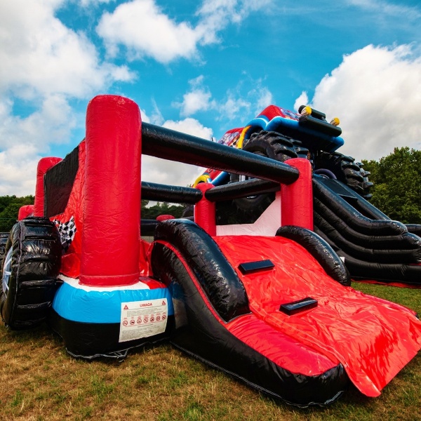 Gonflable Monster Truck - château gonflable et piscine à balles sèche