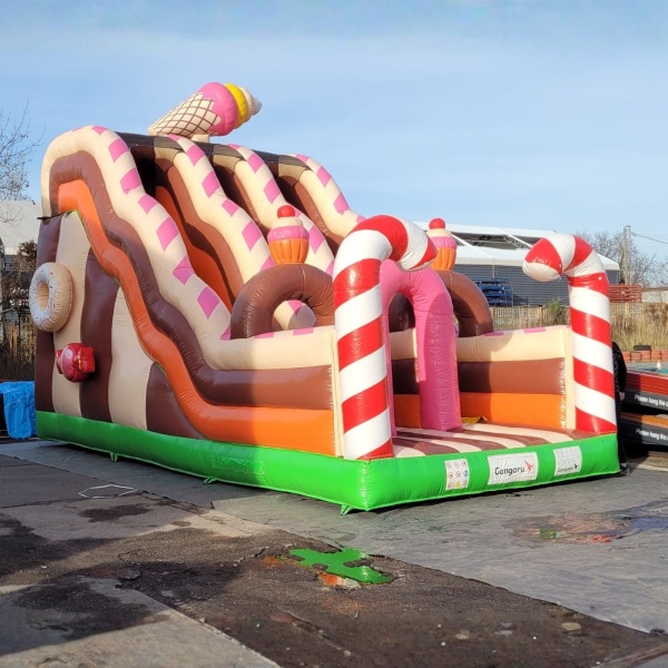 Toboggan ouvert double avec le thème des bonbons