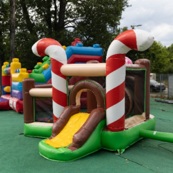 Petit château gonflable avec piscine à balles sèche pour enfants - Bonbons