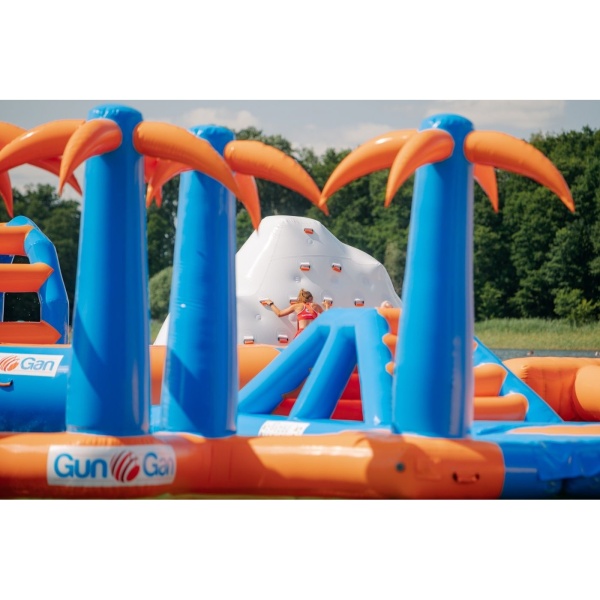 Passerelle avec palmiers - parcs aquatiques gonflables