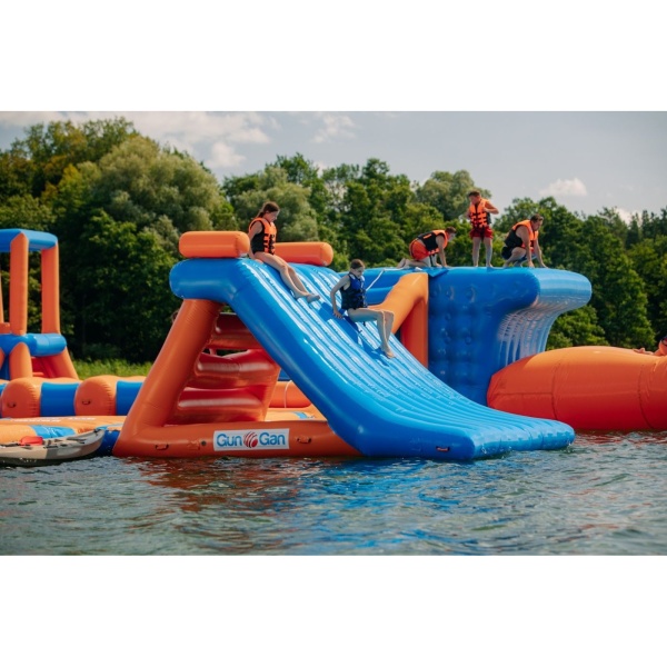 Toboggan avec mur d'escalade - parcs aquatiques gonflables