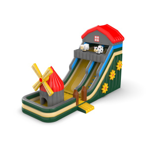 Grand toboggan gonflable sur le thème de la ferme